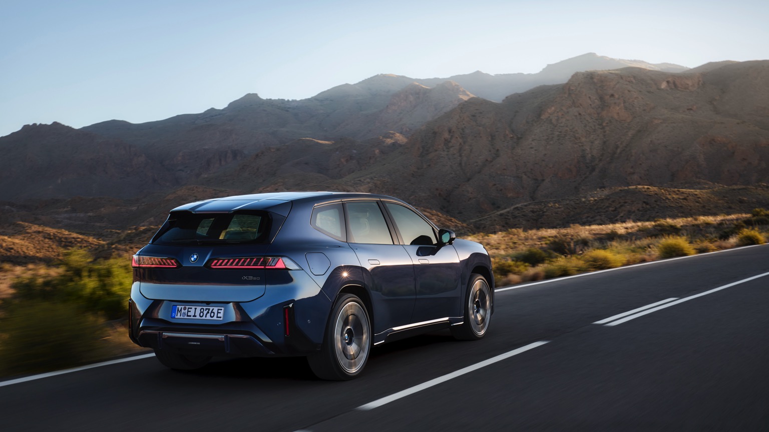 BMW iX3 50 xDrive (09-2025) gallery image