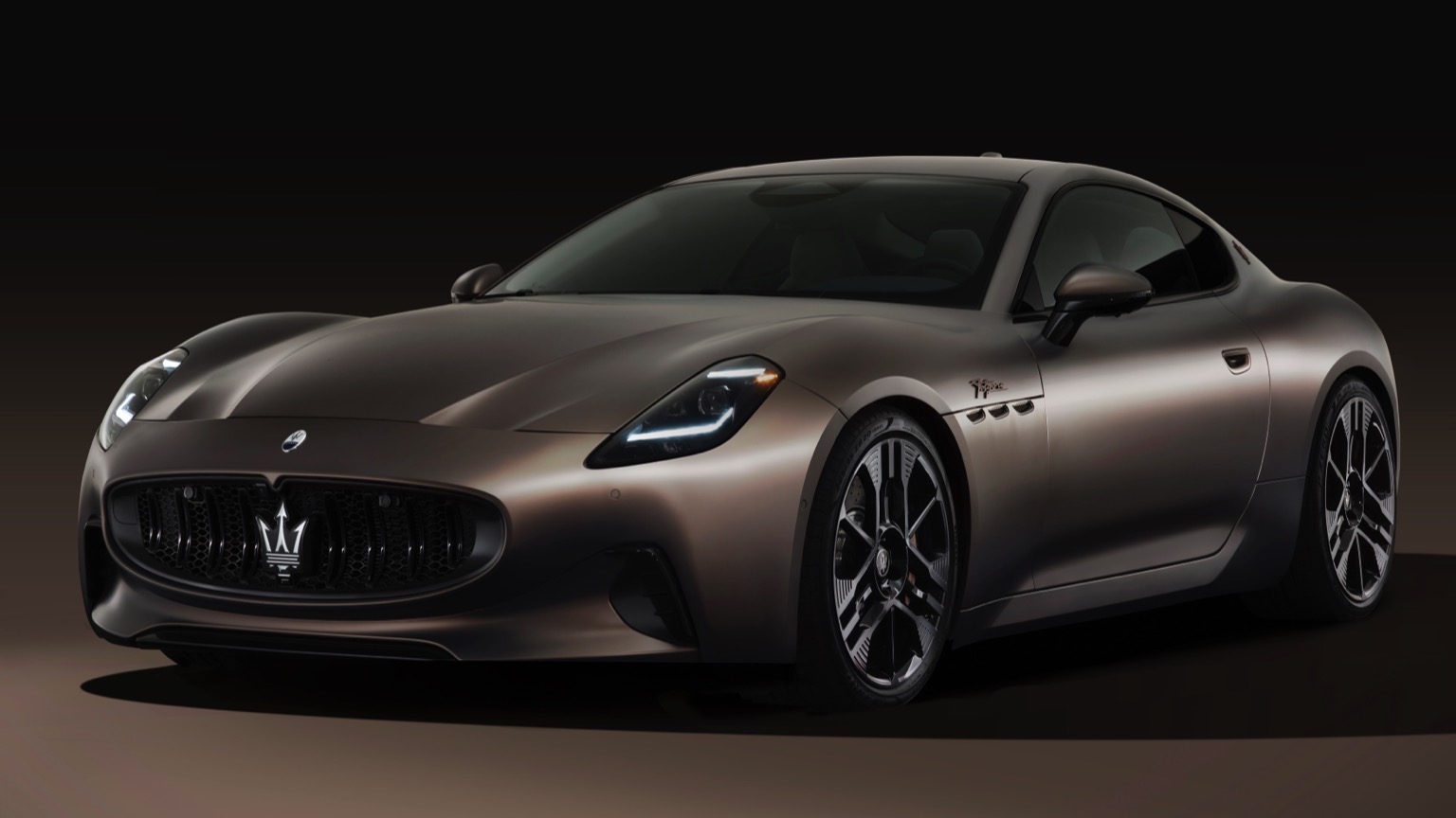 https://ev-database.org/img/auto/Maserati_GranTurismo_Folgore/Maserati_GranTurismo_Folgore-01%402x.jpg?utm_source=chatgpt.com