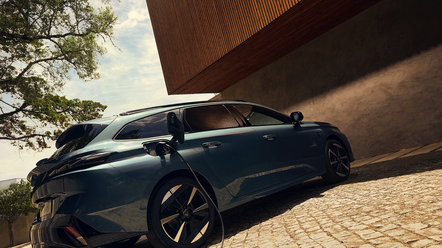 Peugeot e-308 SW 58 kWh (10-2025) gallery image