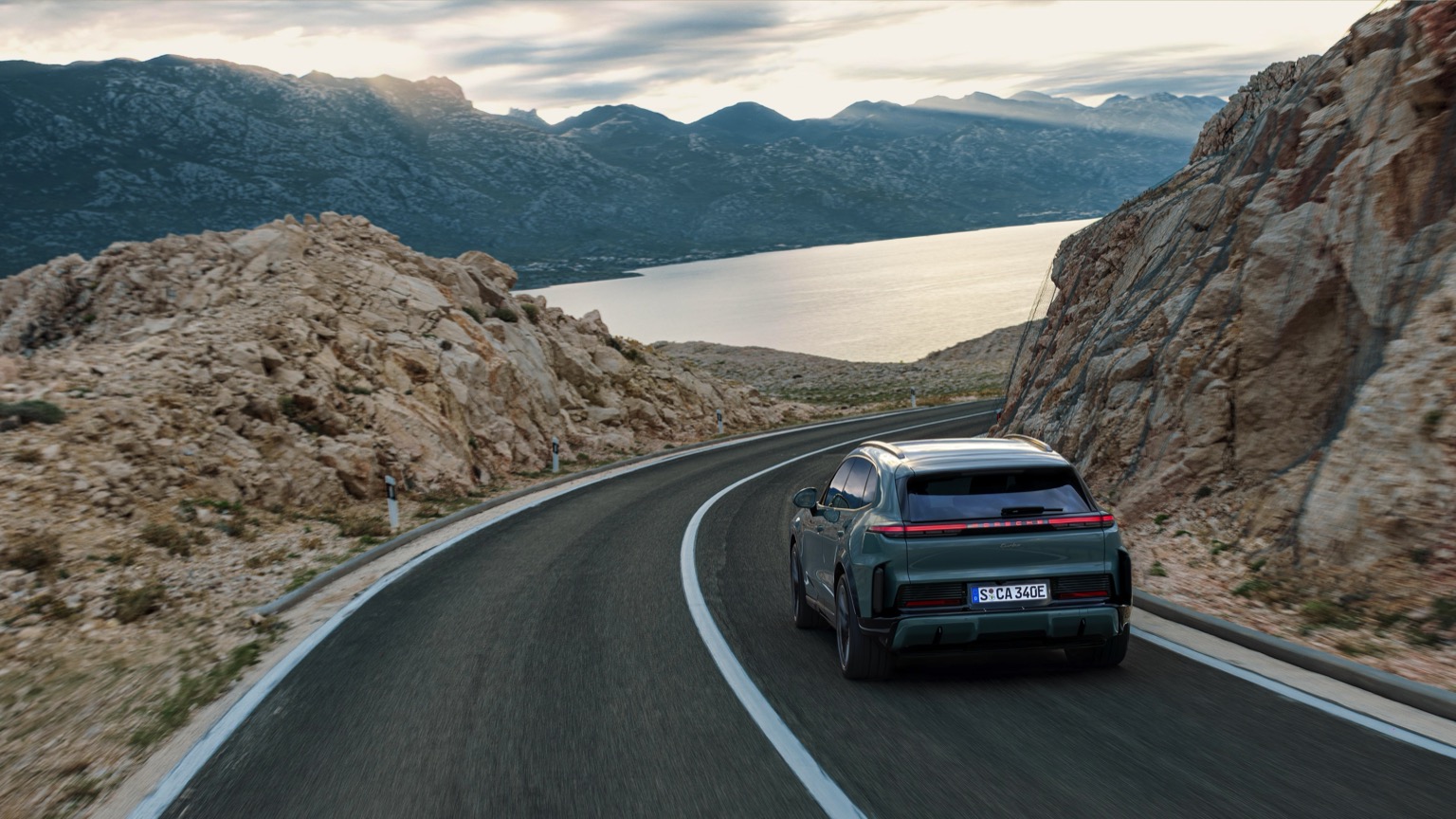 Porsche Cayenne Turbo Electric (11-2025) gallery image