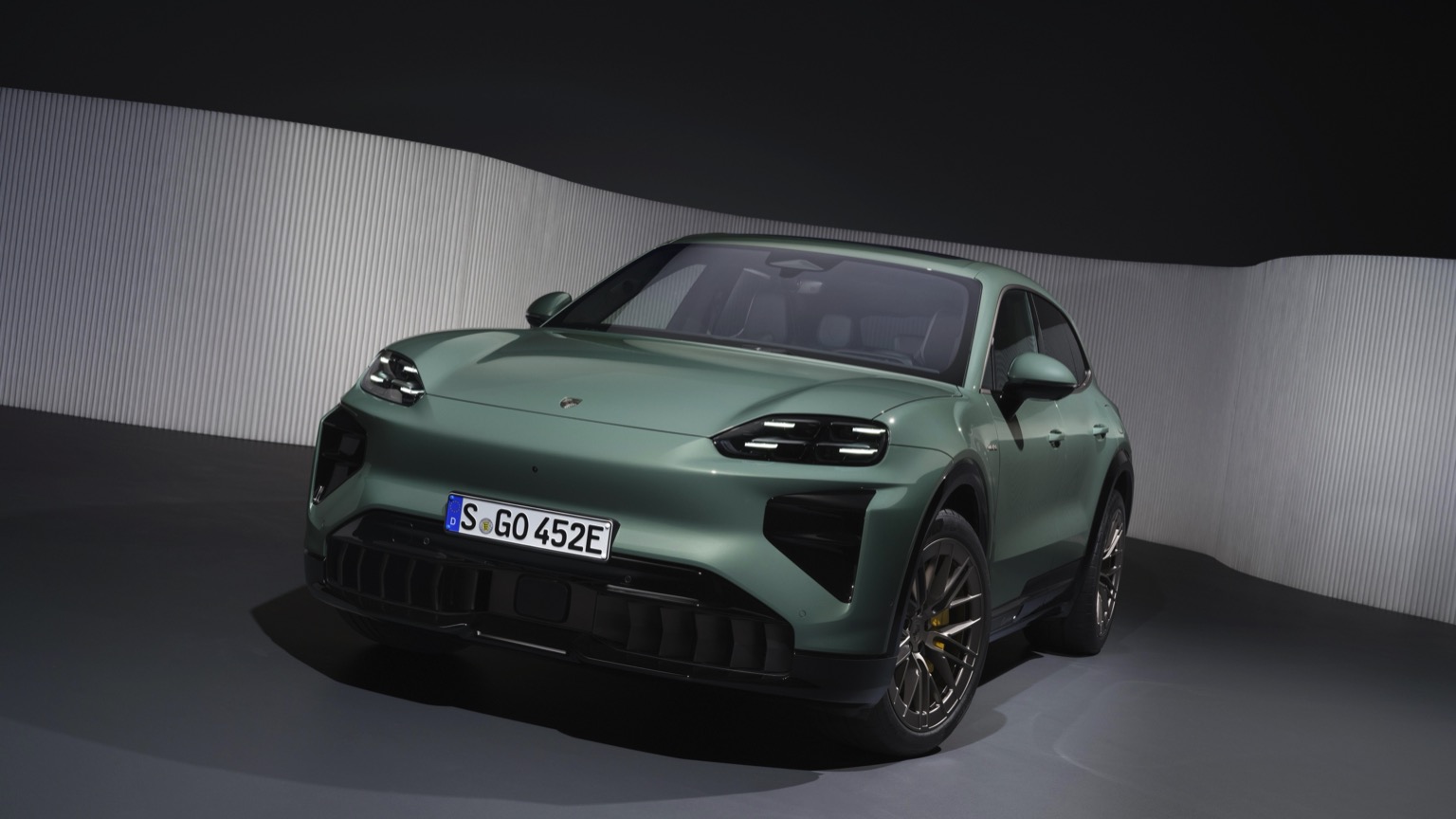 Porsche Cayenne Turbo Electric (11-2025) gallery image