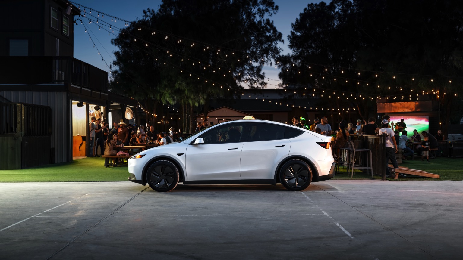 Tesla Model Y Standard RWD (10-2025) gallery image