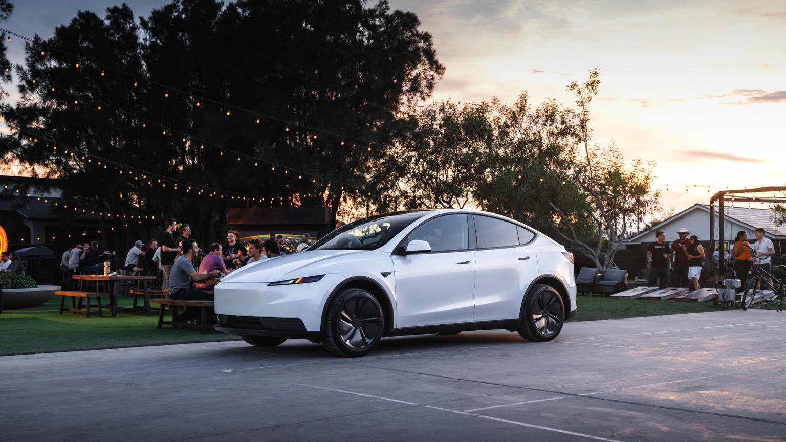 Tesla Model Y Standard RWD (10-2025) gallery image