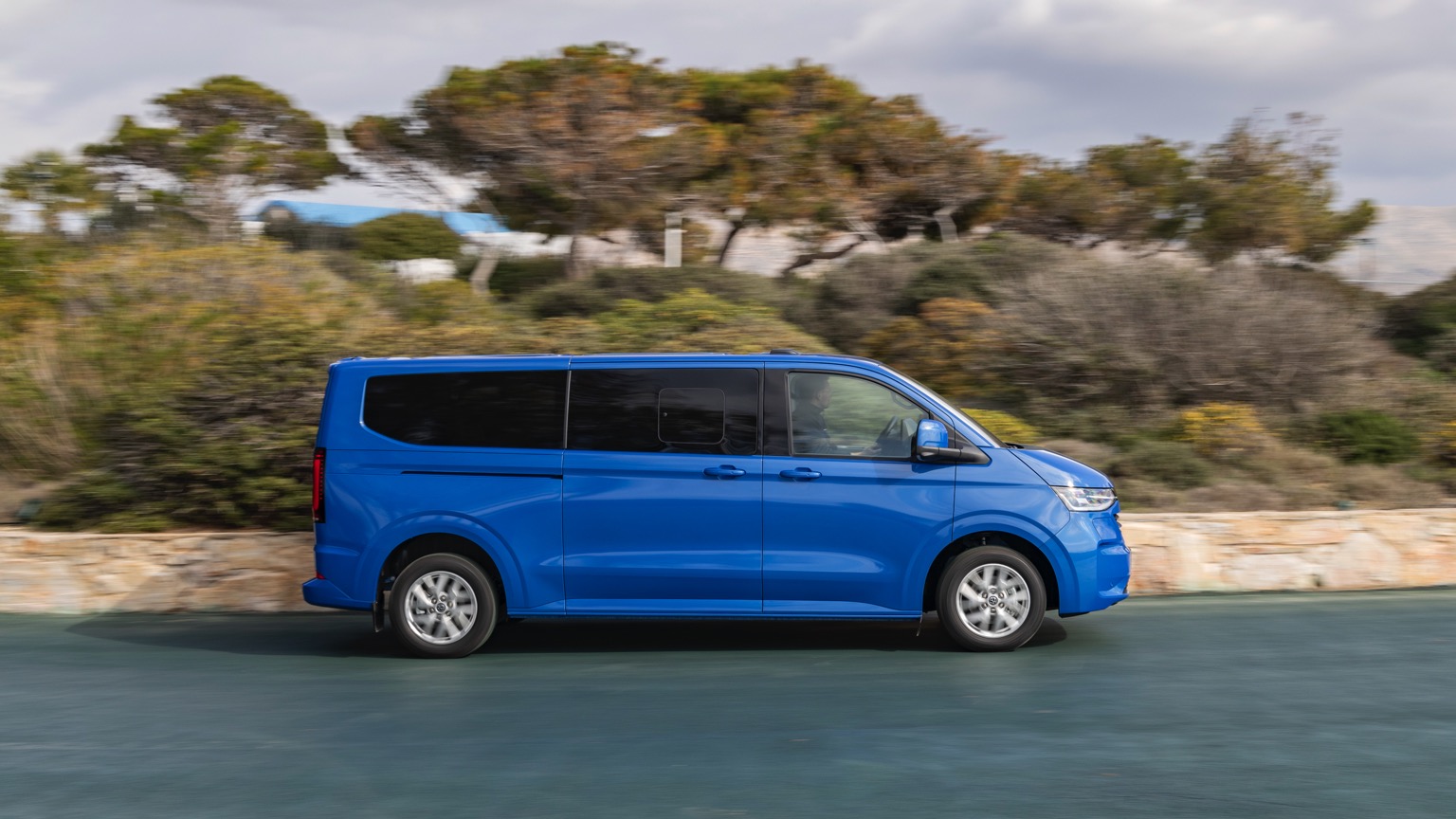 Volkswagen e-Caravelle L1 160 kW 64 kWh (03-2025) gallery image